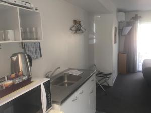 Kuhinja oz. manjša kuhinja v nastanitvi Harbour View Motel