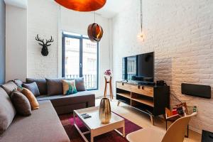 a living room with a couch and a tv at My Place Donceles in Mexico City