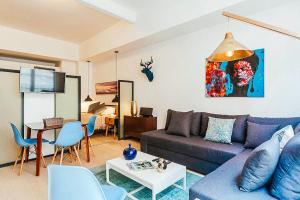 una sala de estar con un sofá y una mesa en My Place Donceles, en Ciudad de México