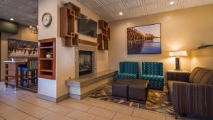 A seating area at Best Western Plus South Coast Inn