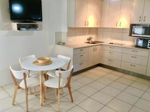 A kitchen or kitchenette at Cranbourne Court Beachside Apartments