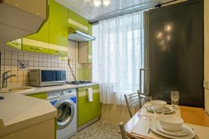 モスクワにあるLux-Apartments Волгоградский проспект,16のキッチン(洗濯機、テーブル、椅子付)
