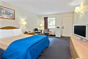 TV a/nebo společenská místnost v ubytování Travelodge Suites by Wyndham MacClenny I-10