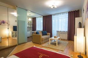 モスクワにあるLux-Apartments улица Павловская, 23のリビングルーム(ソファ、テーブル付)