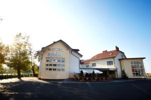 ein Gebäude mit einem Schild, das Hotel duthier liest in der Unterkunft Hotel Dukat in Biała Podlaska