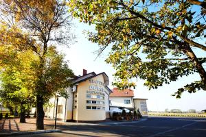 - une vue sur l'avant de l'hôtel Lion dothan dans l'établissement Hotel Dukat, à Biała Podlaska