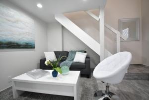 Χώρος καθιστικού στο Steps from the ocean Trendy Loft UNIT # 6