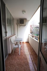 Habitación con balcón con mesa y silla. en Apartment Geo Milev, en Plovdiv