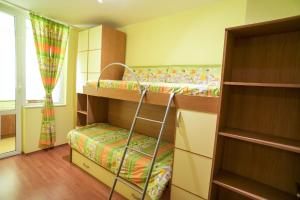 1 dormitorio con 2 literas y ventana en Apartment Geo Milev, en Plovdiv