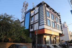 a building on the corner of a street at Shri Ram Residency in Jodhpur