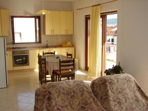 een keuken en eetkamer met een tafel en stoelen bij Apartments Tone - spacious and comfortable in Trogir