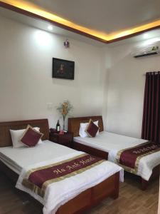 Un pat sau paturi într-o cameră la Ha Anh Hotel