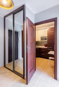 ワルシャワにあるClickTheFlat Golden Terraces Apart Roomsのキッチン付きの客室内のガラスの引き戸