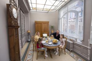 un grupo de personas sentadas alrededor de una mesa en una habitación en The Gem, en Amiens