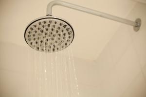 a shower head with water in a bathroom at Spring Cottage B&B in Probus +23 photos