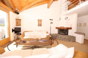- un salon avec un canapé et une cheminée dans l'établissement Chesa Striun Eidenbenz, à Pontresina