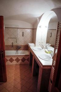 y baño con 2 lavabos y bañera. en Erzsébet Pince, en Tokaj