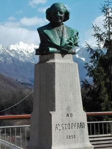 een standbeeld van een vrouw op een berg bij Albergo ristorante Gnocchi in Cortenova