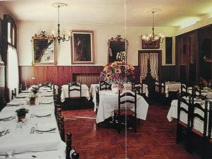 un comedor con mesas largas con manteles blancos en Albergo ristorante Gnocchi, en Cortenova