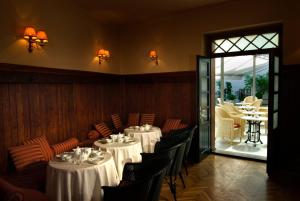 une salle à manger avec des tables et des chaises ainsi qu'une terrasse dans l'établissement Hotel Slamič Ljubljana, à Ljubljana