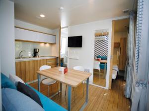 A kitchen or kitchenette at Seehotel Hoffmann