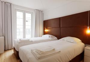 リスボンにあるCity Stays Alegria Apartmentsのホテルルーム内のベッド2台(タオル付)