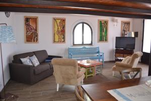 sala de estar con sofá y TV en Podere Serra destri, en Riparbella