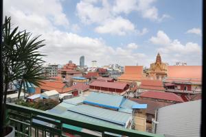 Vista generica su Phnom Penh o vista sulla città dall'interno dell'hotel