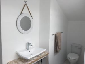 Bathroom sa D’Hub guest cottage