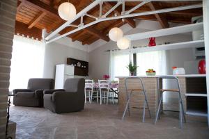 cocina y sala de estar con mesa y sillas en Re Artù Assisi Country Lifestyle, en Asís