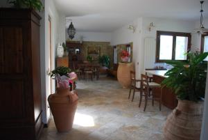 a living room with tables and chairs and plants at Casa Anna a Pietrasanta in Toscana con piscina in Pietrasanta