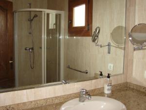 bagno con doccia, lavandino e specchio di CARABEO 70 MENYBER a Nerja