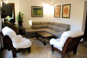 a living room with a couch and two chairs at Casa Anna a Pietrasanta in Toscana con piscina in Pietrasanta