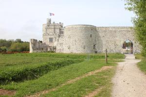 un château avec un chemin de terre devant lui dans l'établissement La Tonnelle, à Hardelot-Plage