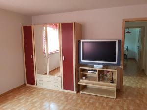 ein Wohnzimmer mit einem TV auf einem Stand in der Unterkunft Ferienwohnung Katharina in Ettenheim