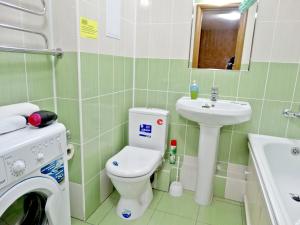 トゥーラにあるInndays on Lunacharskogo-3のバスルーム(トイレ、洗面台、洗濯機付)