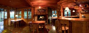 un bar en un restaurante con chimenea en Puesto Victoria - Adults only en Yacanto