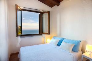 A bed or beds in a room at Villa Brezza Marina Még 25 kép