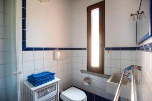 A bathroom at Villa Brezza Marina