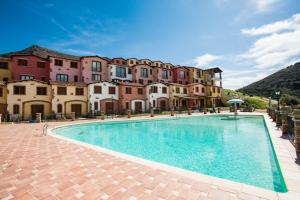 una piscina di fronte a un gruppo di edifici di Villa Brezza Marina a Nebida