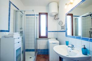 A bathroom at Villa Brezza Marina