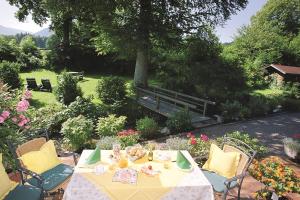 Un restaurante o sitio para comer en Gästehaus Linsinger