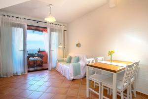 un soggiorno con tavolo e sedia e una sala da pranzo di Villa Brezza Marina a Nebida