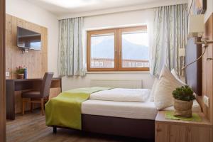 A television and/or entertainment centre at Hotel Venetblick