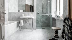 Bilik mandi di Nobis Hotel Stockholm, a Member of Design Hotels™