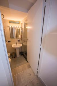 bagno con lavandino, servizi igienici e specchio di NOVA DOMUS S. PAOLO a Sorrento