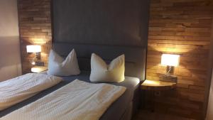 Ein Bett oder Betten in einem Zimmer der Unterkunft Hotel -Winterfelder Hof