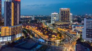 vistas a una ciudad por la noche con edificios en The Pines Melaka en Melaka