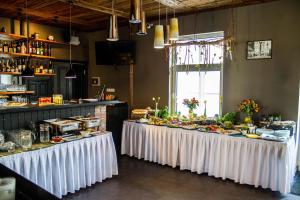 - un restaurant avec deux tables et de la nourriture dans l'établissement Jēkaba sēta, à Kuldīga