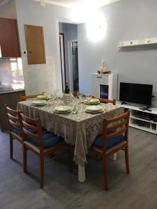 TV a/nebo společenská místnost v ubytování Apartment Kumicic - 3 Bedrooms